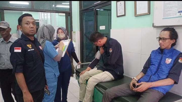 Diduga Kelelahan, Anggota PPK dan PPS Bertumbangan Saat Pleno Rekapitulasi, Beberapa Sampai Dilarikan Ke RSUD Cilegon 7 Diduga Kelelahan, Anggota PPK dan PPS Bertumbangan Saat Pleno Rekapitulasi, Beberapa Sampai Dilarikan Ke RSUD Cilegon