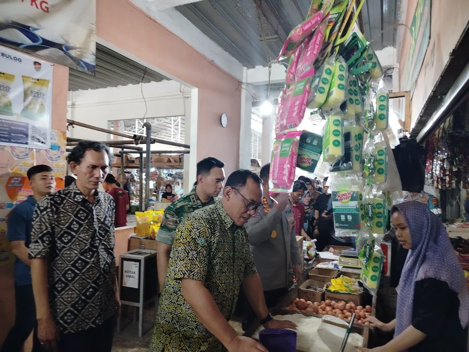 Operasi Pasar Murah 2 Ton Beras SPHP Digelar Setiap Hari, Polres Cilegon Bakal Selidiki Penimbunan Beras 9 Operasi Pasar Murah 2 Ton Beras SPHP Digelar Setiap Hari, Polres Cilegon Bakal Selidiki Penimbunan Beras