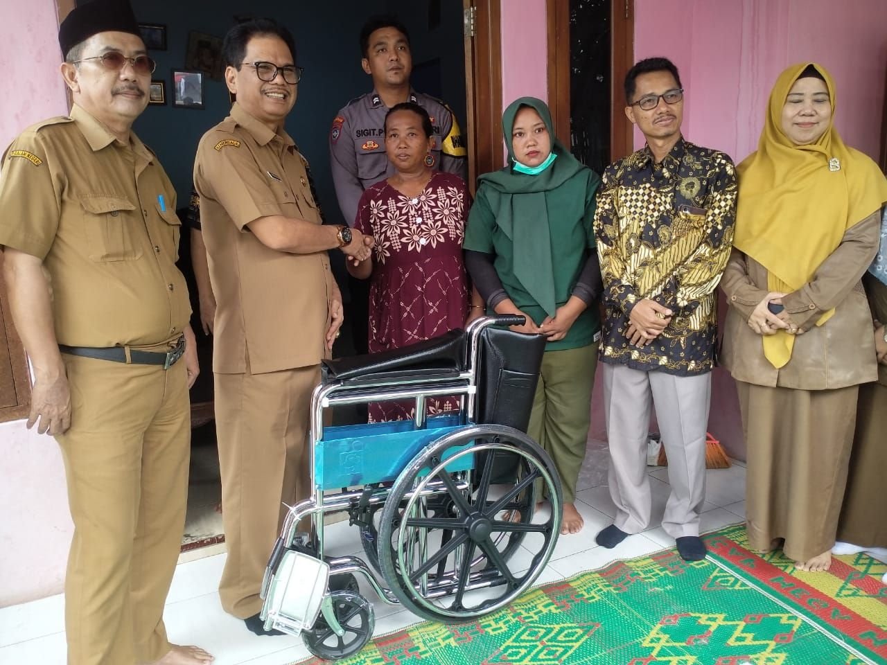 Sekda Kota Serang Nanang Saefudin Salurkan Bantuan Kursi Roda untuk Petugas KPPS Sakit Stroke