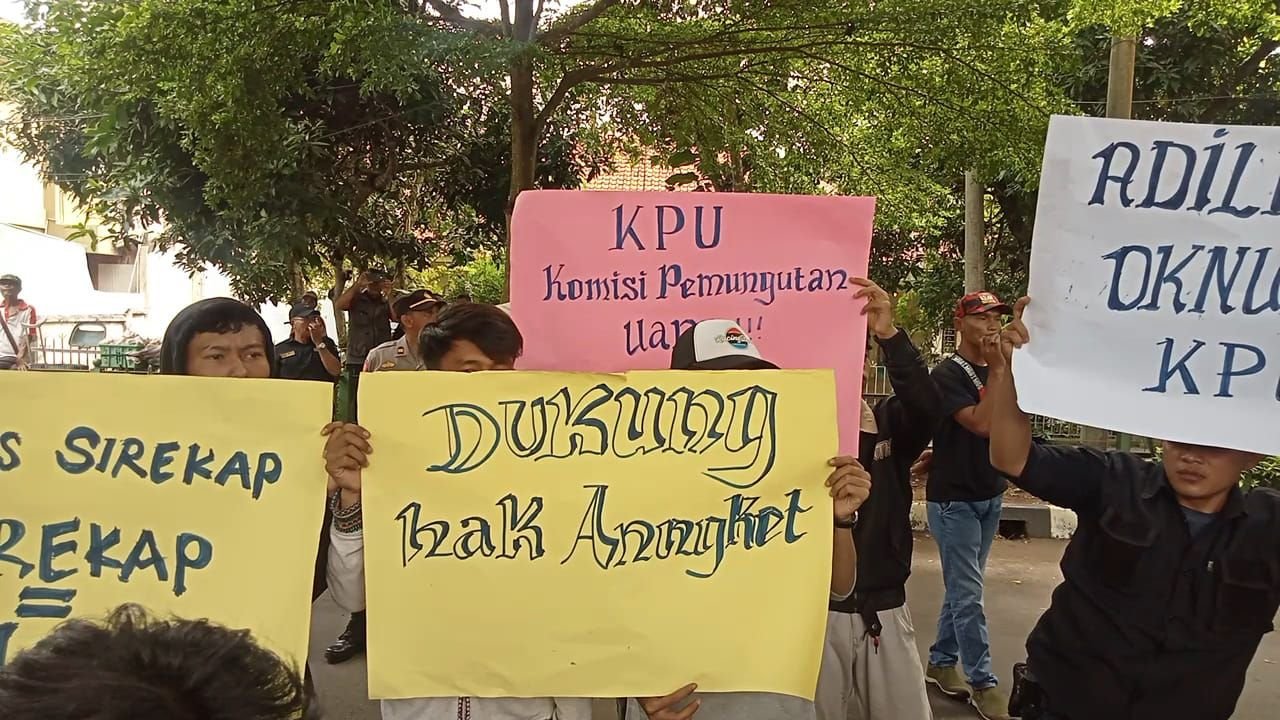 Geruduk KPU Lebak, Pengunjuk Rasa Tolak Hasil Pemilu 2024 hingga Dorong DPR Gulirkan Hak Angket 6 Geruduk KPU Lebak, Pengunjuk Rasa Tolak Hasil Pemilu 2024 hingga Dorong DPR Gulirkan Hak Angket