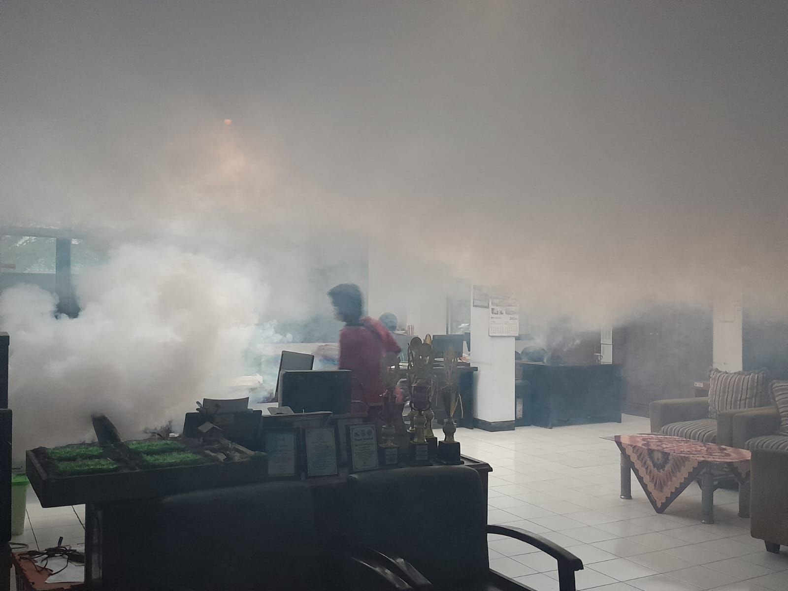 Tiga Pegawai Diskan Kabupaten Serang Diduga Positif DBD, Seluruh Ruangan Difoging 4 Tiga Pegawai Diskan Kabupaten Serang Diduga Positif DBD, Seluruh Ruangan Difoging