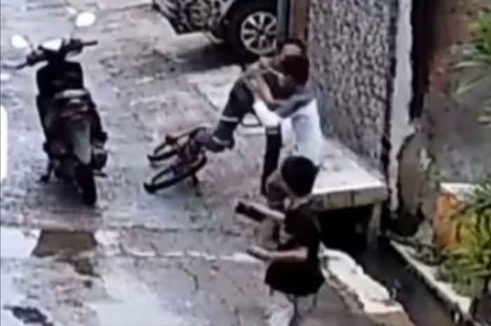 Saking Khusyuknya Main HP Sampai Lupa Situasi, 2 Bocah di Bekasi Nyaris Jadi Korban Jambret