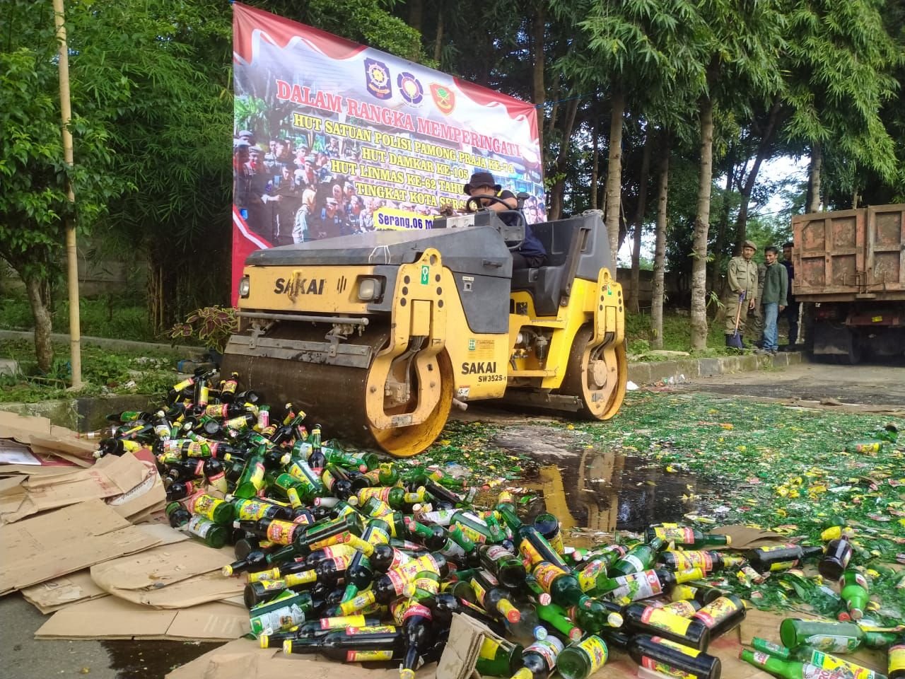 Puspemkot Banjir Minuman Beralkohol, Pemkot Serang Musnahkan 1.477 Botol Minuman Keras dengan Cara Digilas Kendaraan Berat 5 Puspemkot Banjir Minuman Beralkohol, Pemkot Serang Musnahkan 1.477 Botol Minuman Keras dengan Cara Digilas Kendaraan Berat