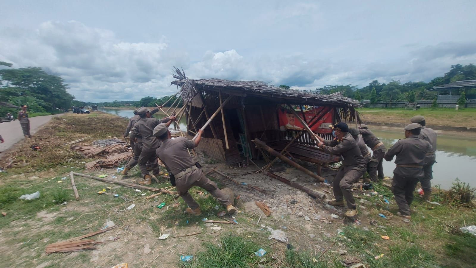 Meresahkan Warga Lantaran Jual Miras dan Tuak, Warung di Cikeusal Kabupaten Serang Dibongkar Paksa 4 Meresahkan Warga Lantaran Jual Miras dan Tuak, Warung di Cikeusal Kabupaten Serang Dibongkar Paksa