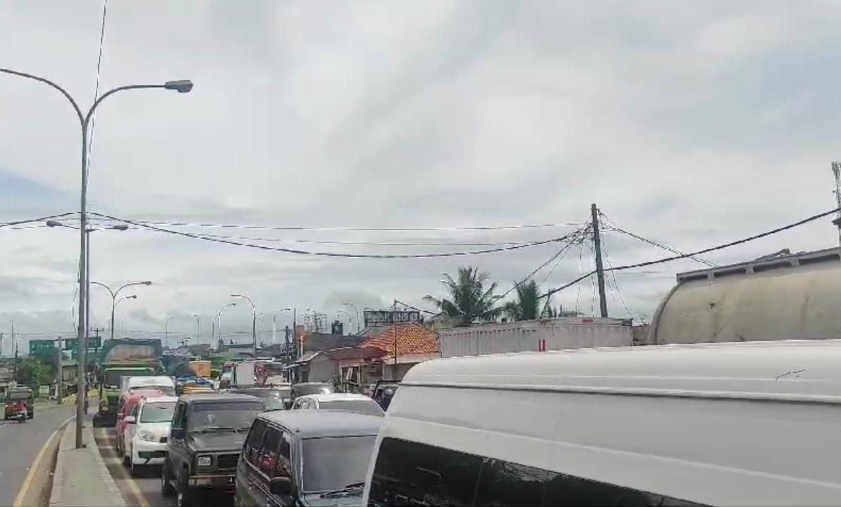 Gelombang Tinggi Selat Sunda Sempat Ganggu Penyeberangan Kapal di Pelabuhan Merak, Begini Penjelasan PT ASDP 4 Gelombang Tinggi Selat Sunda Sempat Ganggu Penyeberangan Kapal di Pelabuhan Merak, Begini Penjelasan PT ASDP