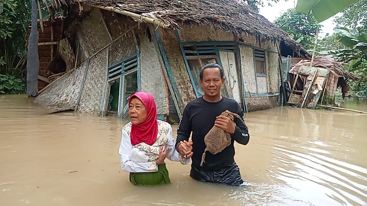 Banjir Sudah Surut, Satu Rumah Warga Desa Idaman Pandeglang Selatan Ambruk