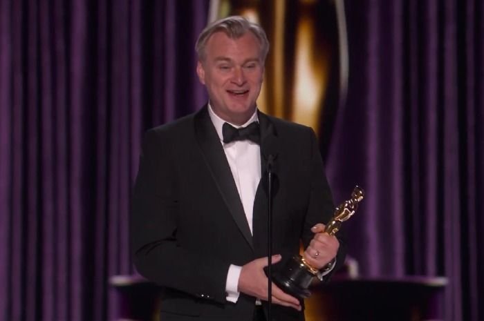 Menang Oscar Pertama Kali, Christopher Nolan Berterima Kasih ke Istrinya Seromantis Ini 7 Menang Oscar Pertama Kali, Christopher Nolan Berterima Kasih ke Istrinya Seromantis Ini