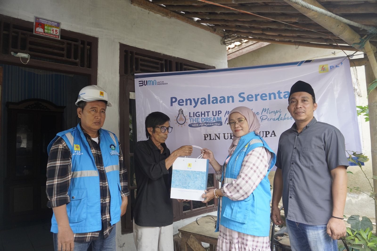 Berbagi Kebahagiaan di Bulan Ramadan, PLN Sambung Listrik Gratis Lewat Program Light Up The Dream