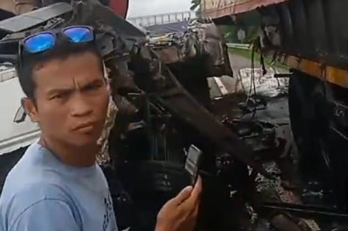 NGERI! Truk Boks Tabrak Truk Tangki di Tol Tangerang-Merak, Satu Orang Tewas dan Dua Kritis 1 NGERI! Truk Boks Tabrak Truk Tangki di Tol Tangerang-Merak, Satu Orang Tewas dan Dua Kritis