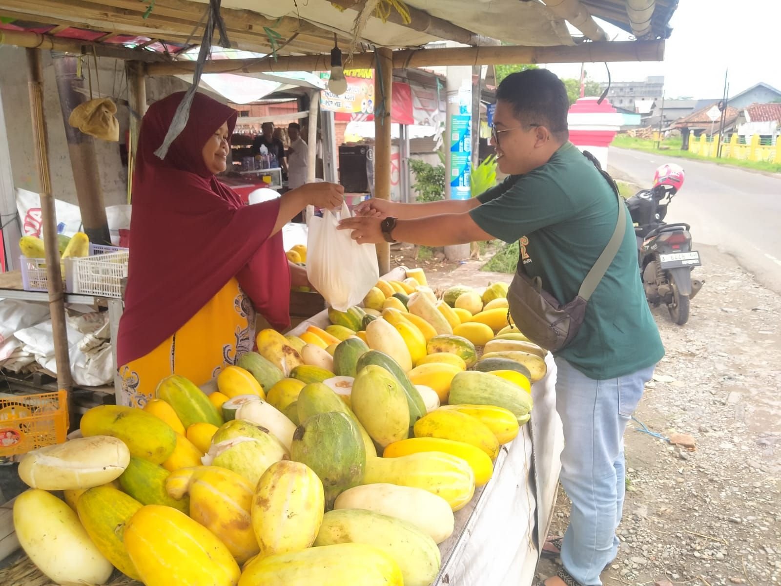 Ramadhan Musim Hujan, Penjualan Timun Suri di Pandeglang Menurun 6 Ramadhan Musim Hujan, Penjualan Timun Suri di Pandeglang Menurun