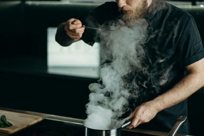 Berenang Sampai Mencicip Masakan, 8 Hal yang Dikira Membatalkan Puasa Padahal Tidak 5 Berenang Sampai Mencicip Masakan, 8 Hal yang Dikira Membatalkan Puasa Padahal Tidak