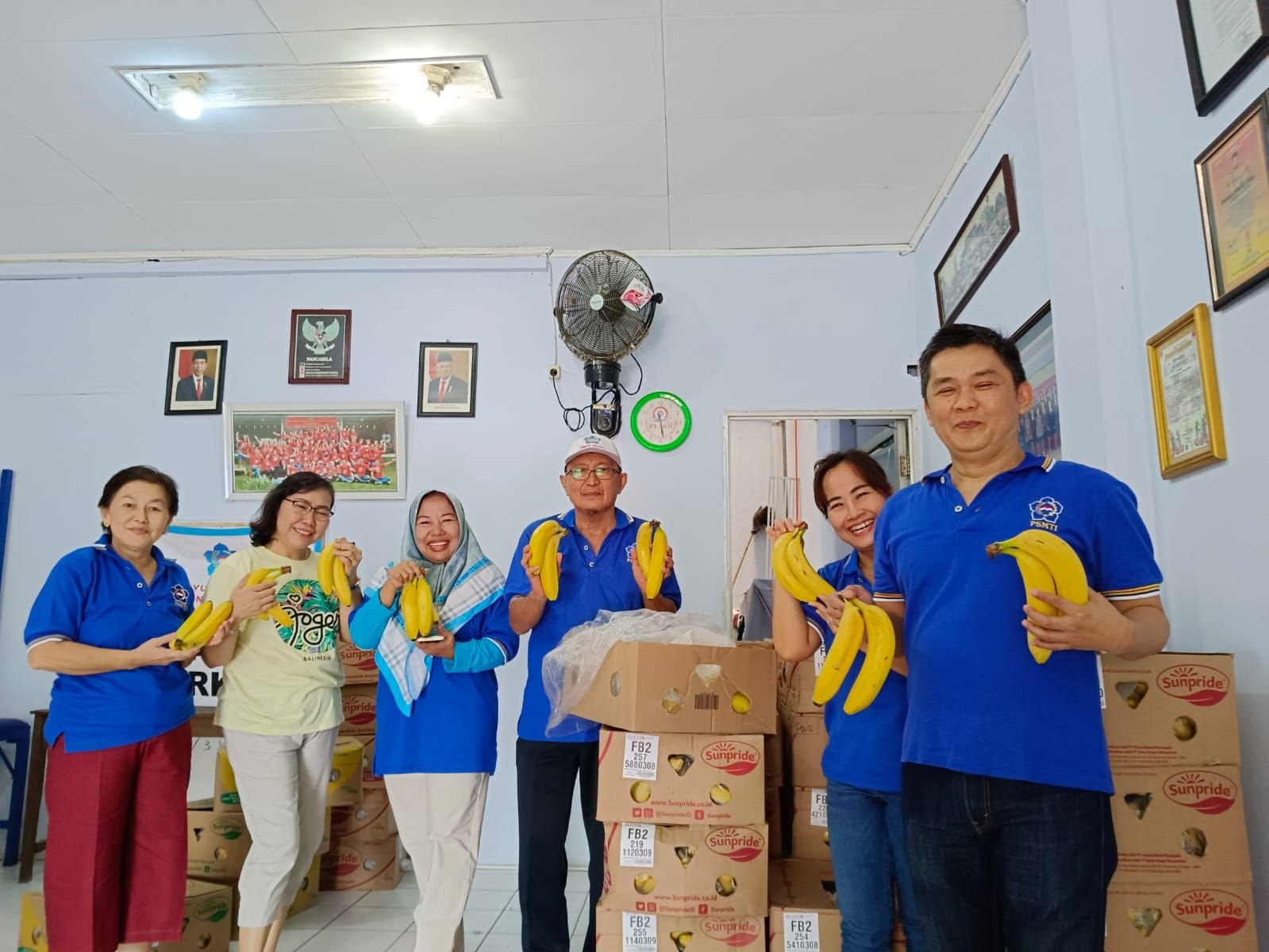 Paguyuban Marga Tionghoa Kota Cilegon Bagi-bagi Pisang Gratis 4 Ton Untuk Warga