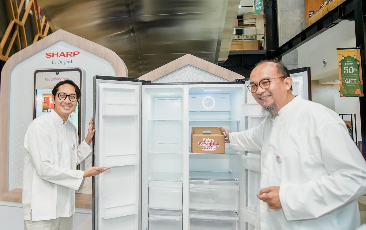 Lemari Es Sharp Terbuka Bagi Masyarakat yang Bersedekah Untuk Anak Panti Asuhan