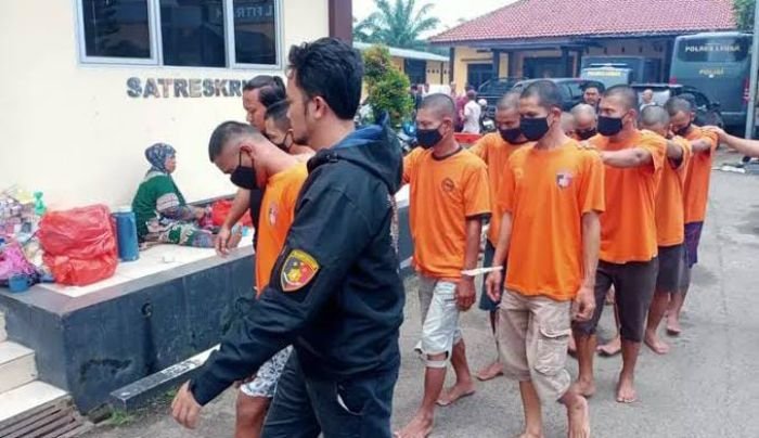Pelaku Curanmor di Cilograng Dibekuk Polisi, Terancam Hukuman 9 Tahun Bui 4 Pelaku Curanmor di Cilograng Dibekuk Polisi, Terancam Hukuman 9 Tahun Bui