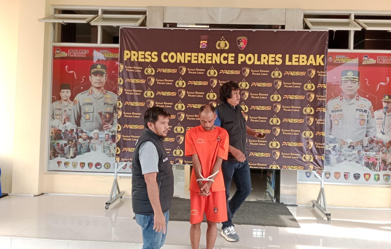 Pelaku Pembunuhan Pasutri di Kabupaten Lebak Sempat Melapor ke Polisi dan Menangis 9 Pelaku Pembunuhan Pasutri di Kabupaten Lebak Sempat Melapor ke Polisi dan Menangis