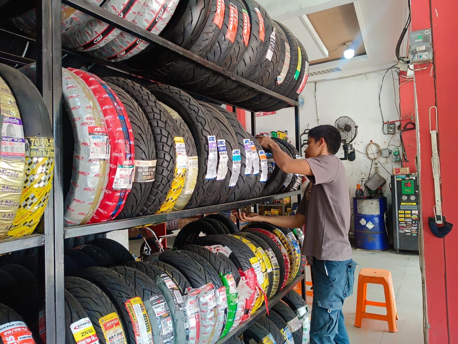 Jelang Musim Mudik, Kawan Ban Catat Peningkatan Penjualan 25 Persen 2 Jelang Musim Mudik, Kawan Ban Catat Peningkatan Penjualan 25 Persen