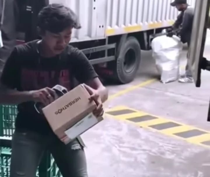 Viral Aksi Pemuda Lempar Paket Online Hingga Tendang Ketika Dipindahkan Ke Truk, Netizen: Wajib Dipecat 1 Viral Aksi Pemuda Lempar Paket Online Hingga Tendang Ketika Dipindahkan Ke Truk, Netizen: Wajib Dipecat