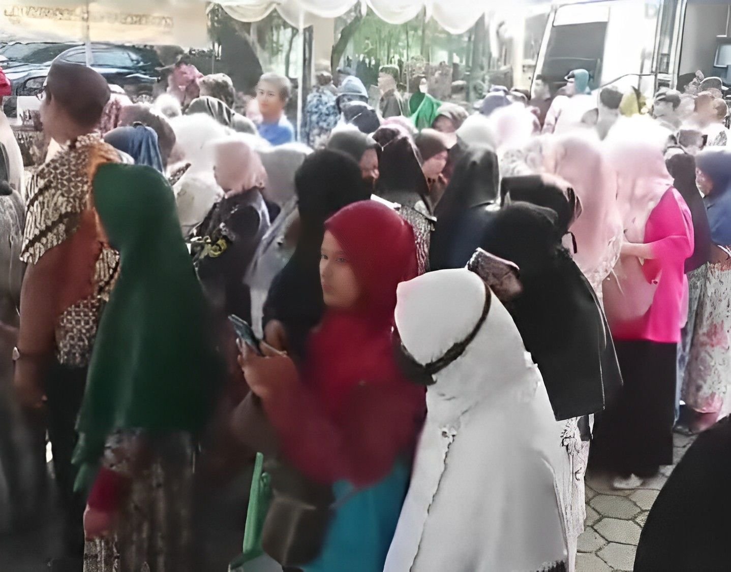 Demi Beli Paket Sembako, Warga Kota Serang Rela Antre Hingga Berdesakan di Acara Grebek Pasar Murah Ramadan 3 Demi Beli Paket Sembako, Warga Kota Serang Rela Antre Hingga Berdesakan di Acara Grebek Pasar Murah Ramadan