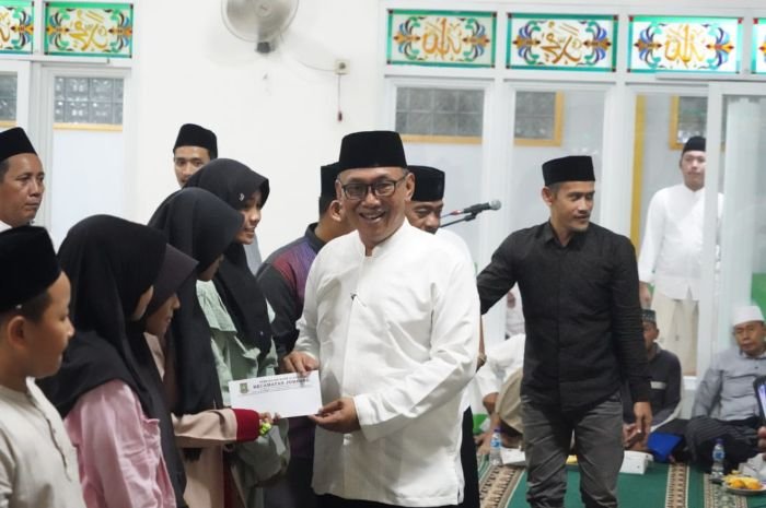 Helldy Agustian Mendadak Datangi Masjid Hidayatudduriyah Jombang, Jemaah Diberi Kejutan 3 Helldy Agustian Mendadak Datangi Masjid Hidayatudduriyah Jombang, Jemaah Diberi Kejutan