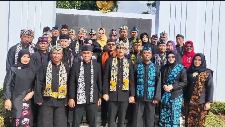Tanpa Dihadiri Bupati, Pemkab Rayakan HUT ke 150 Pandeglang dengan Ziarah dan Kompak Kenakan Baju Adat 8 Tanpa Dihadiri Bupati, Pemkab Rayakan HUT ke 150 Pandeglang dengan Ziarah dan Kompak Kenakan Baju Adat