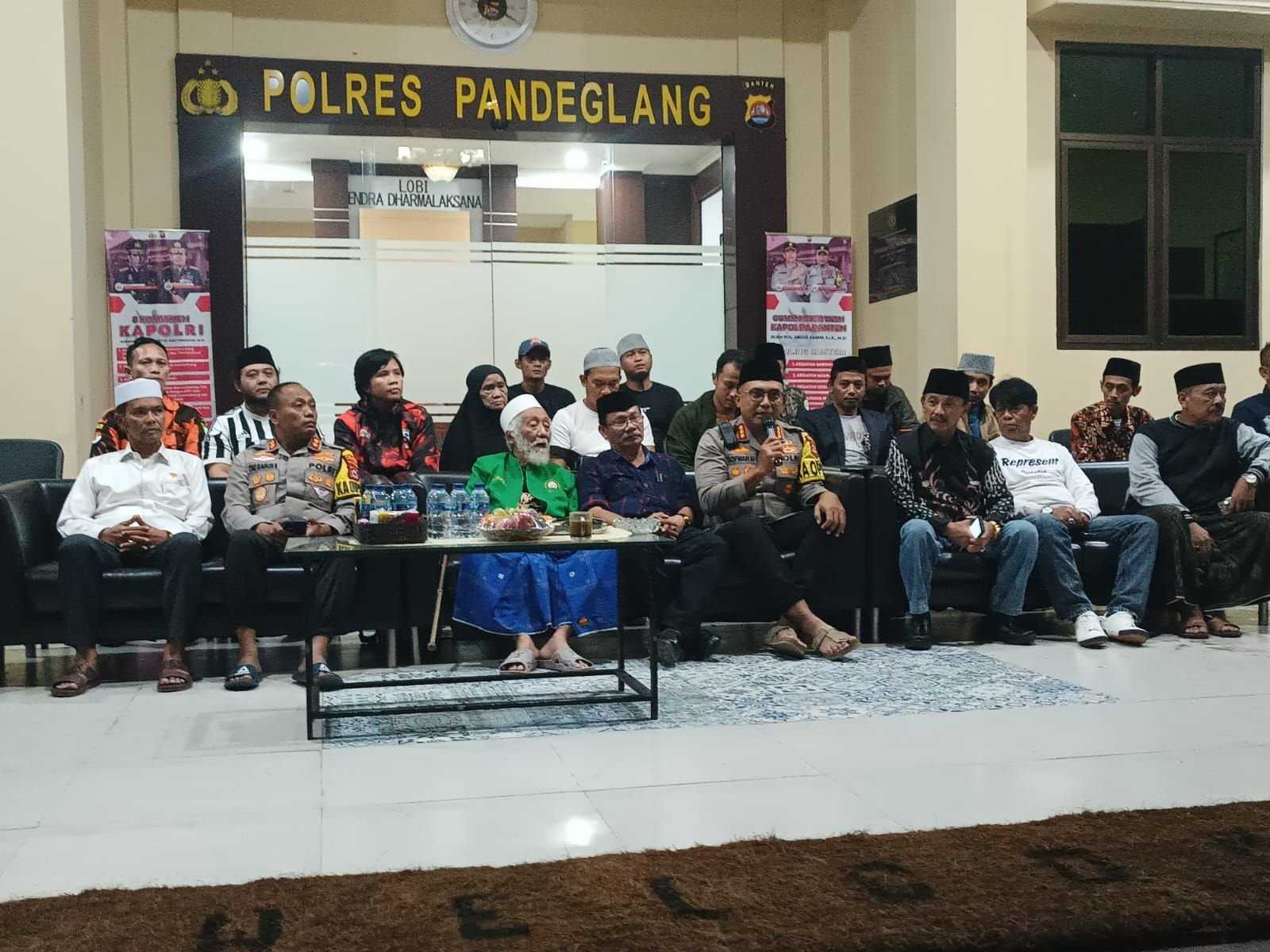 Identitas Dikantongi, Polisi Kejar Sisa 7 Pelaku Pengeroyokan Ustadz Asal Pandeglang di Baros 7 Identitas Dikantongi, Polisi Kejar Sisa 7 Pelaku Pengeroyokan Ustadz Asal Pandeglang di Baros