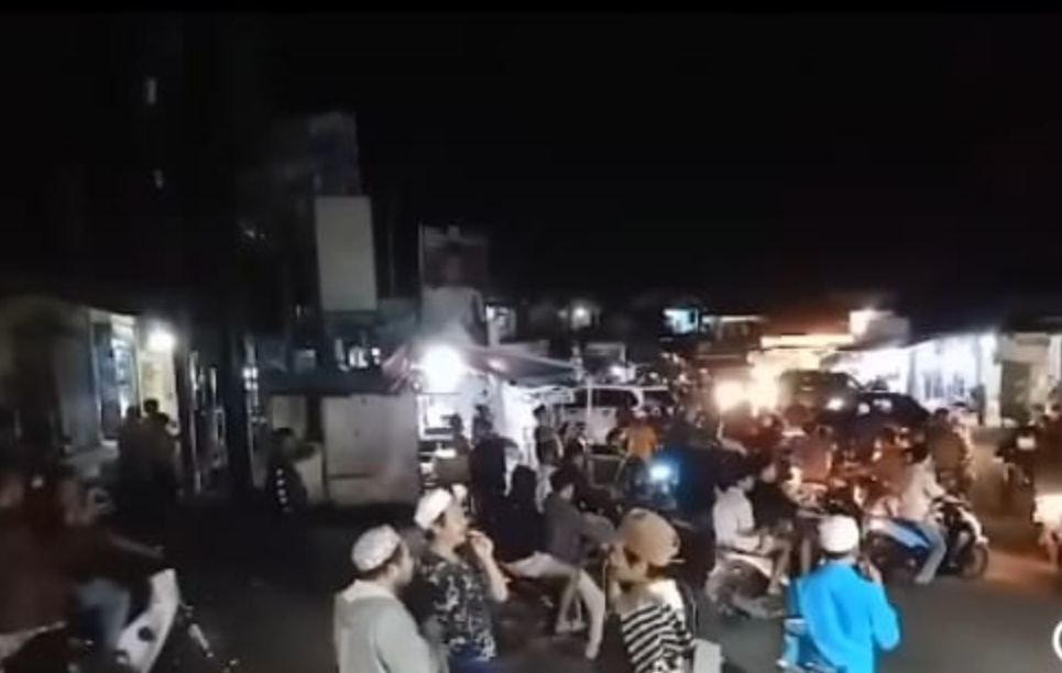 Pandeglang Mencekam! Ustadz Dikeroyok Penagih Bank Keliling, Ormas Ramai-ramai Sweeping 6 Pandeglang Mencekam! Ustadz Dikeroyok Penagih Bank Keliling, Ormas Ramai-ramai Sweeping