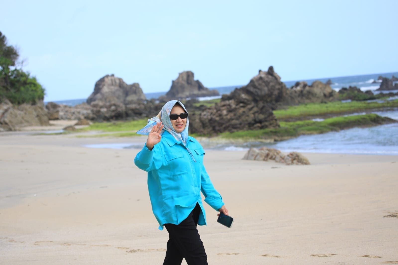 Airin Rachmi Diany Kagumi Keindahan Pantai di Kabupaten Lebak 7 Airin Rachmi Diany Kagumi Keindahan Pantai di Kabupaten Lebak