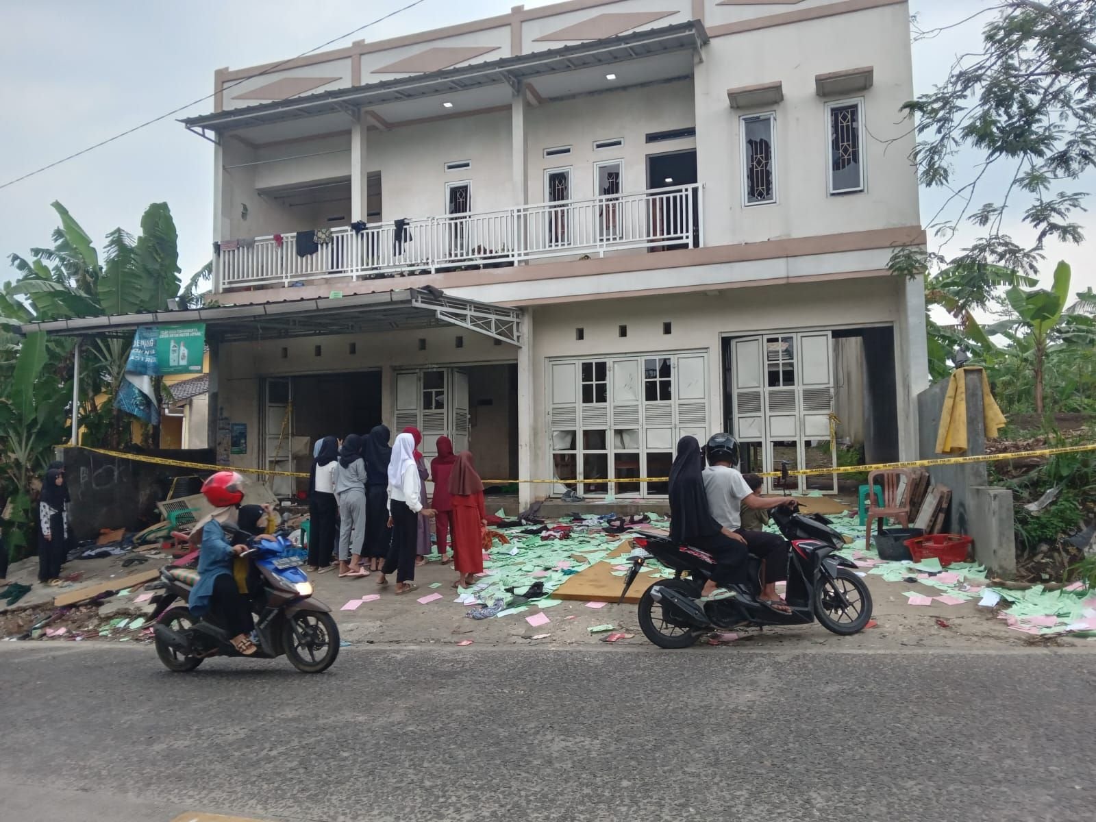 Rumah Kontrakan Bank Keliling Rusak, Data Nasabah Tercecer 3 Rumah Kontrakan Bank Keliling Rusak, Data Nasabah Tercecer