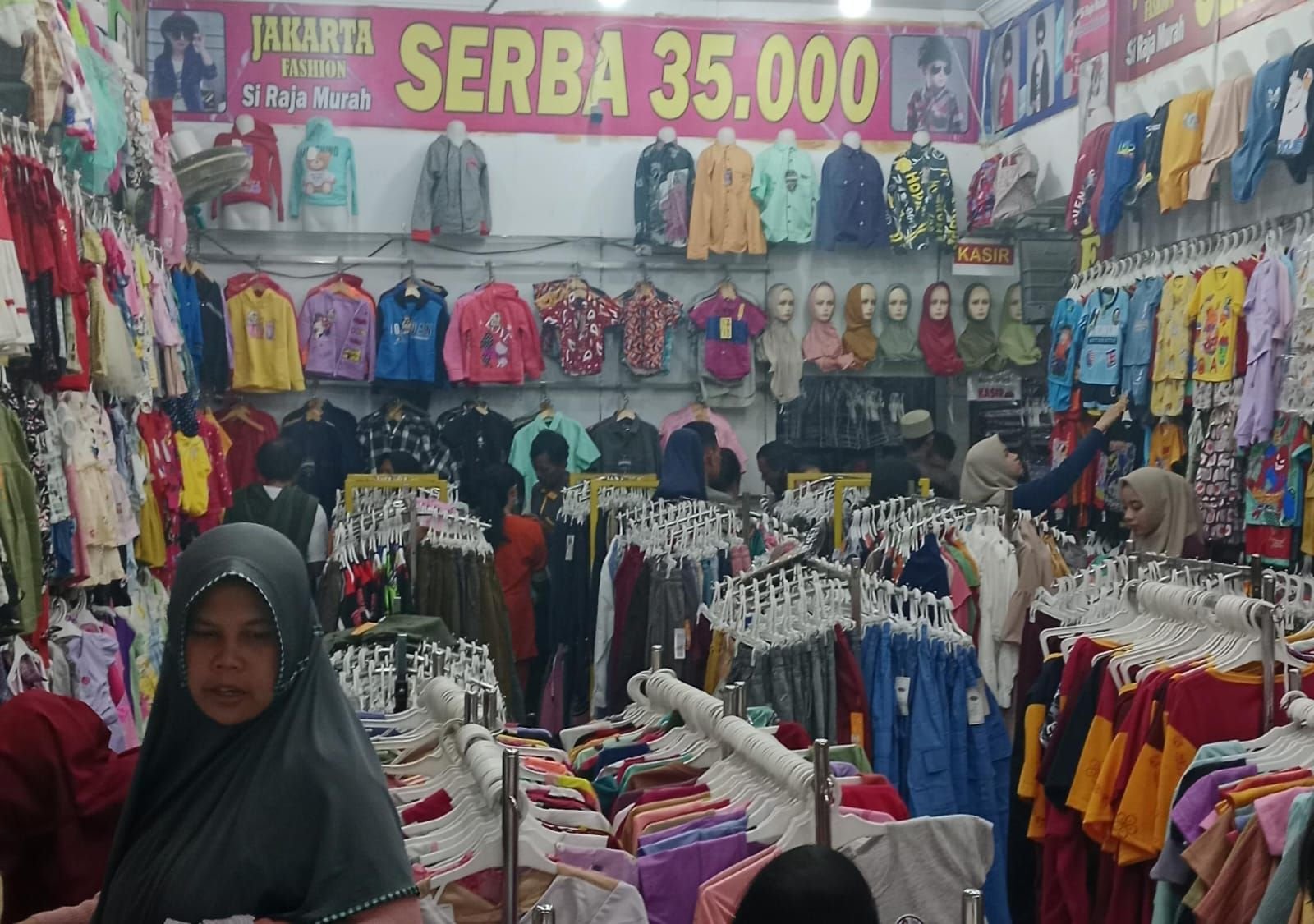 Jelang Lebaran, Pengusaha Baju di Lebak Kewalahan Layani Pelanggan