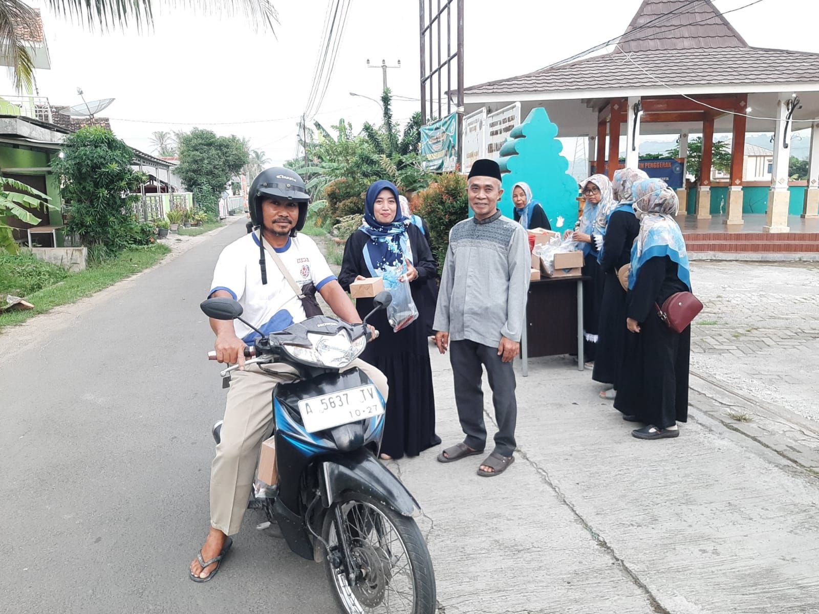 Kelurahan Pabean dan Ibu-ibu PKK Bagi-bagi Takjil Gratis 7 Kelurahan Pabean dan Ibu-ibu PKK Bagi-bagi Takjil Gratis