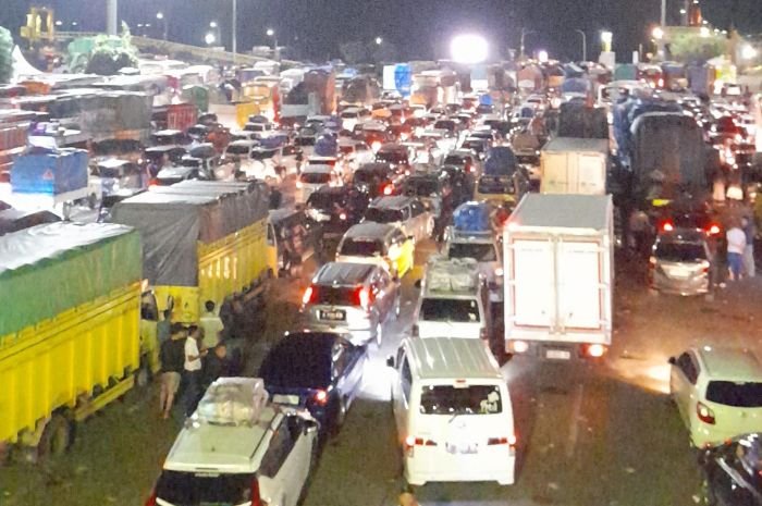 Puncak Arus Mudik Pelabuhan Merak Dipadati Kendaraan, Mengular hingga Pintu Keluar Tol 1 Puncak Arus Mudik Pelabuhan Merak Dipadati Kendaraan, Mengular hingga Pintu Keluar Tol