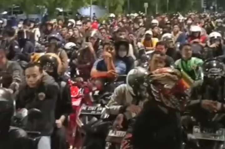 Tanpa Jarak, Pemudik Roda Dua Membeludak di Pelabuhan Ciwandan 1 Tanpa Jarak, Pemudik Roda Dua Membeludak di Pelabuhan Ciwandan