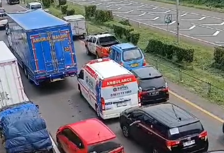 Sebuah Ambulans Terjebak Macet Puncak Arus Mudik di Jalan Tol Menuju Pelabuhan Merak