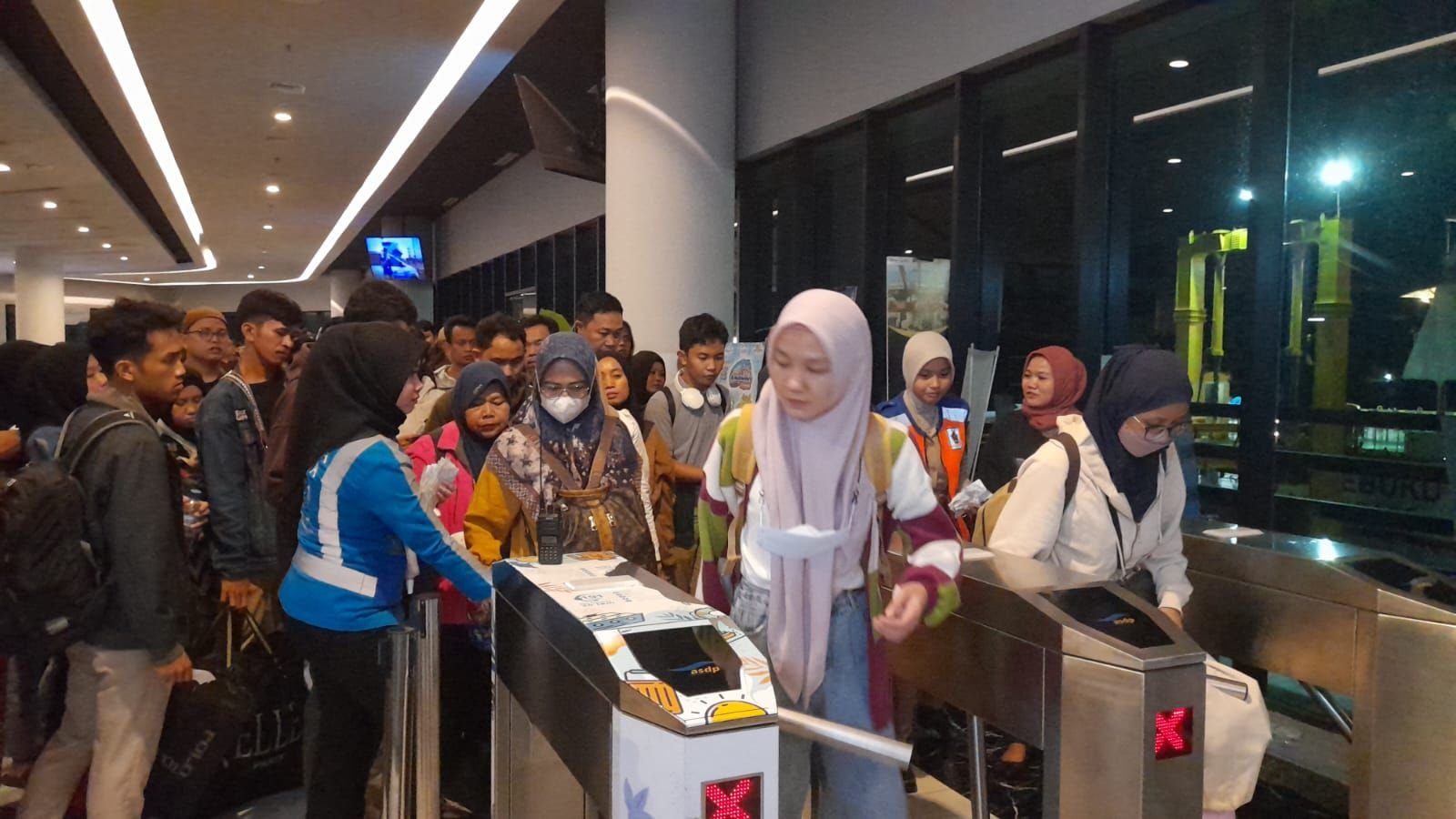 Puncak Arus Mudik, 95.136 Orang dan 20.412 Unit Kendaraan Menyeberang ke Sumatera 10 Puncak Arus Mudik, 95.136 Orang dan 20.412 Unit Kendaraan Menyeberang ke Sumatera