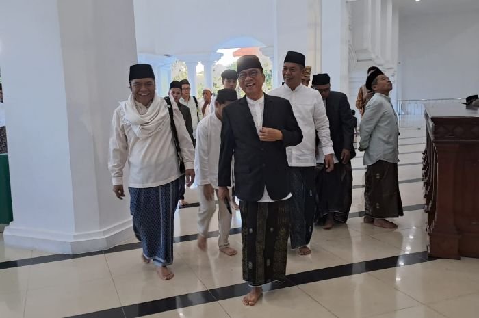 Pilih Berlebaran di Kota Serang Ketimbang Kampung Halaman, Pj Gubernur Banten Al Muktabar Ungkap Alasannya 5 Pilih Berlebaran di Kota Serang Ketimbang Kampung Halaman, Pj Gubernur Banten Al Muktabar Ungkap Alasannya