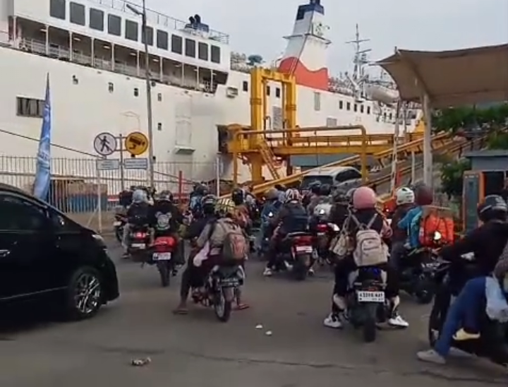 Memasuki H+1 Lebaran 2024, Pemudik Motor Sudah Bisa Lewat Pelabuhan Merak 8 Memasuki H+1 Lebaran 2024, Pemudik Motor Sudah Bisa Lewat Pelabuhan Merak