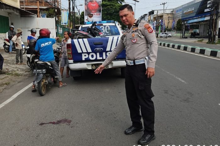 Hilang Fokus Saat Berkendara, Pemotor Tabrak Pejalan Kaki di Jalan Raya Serang-Cilegon