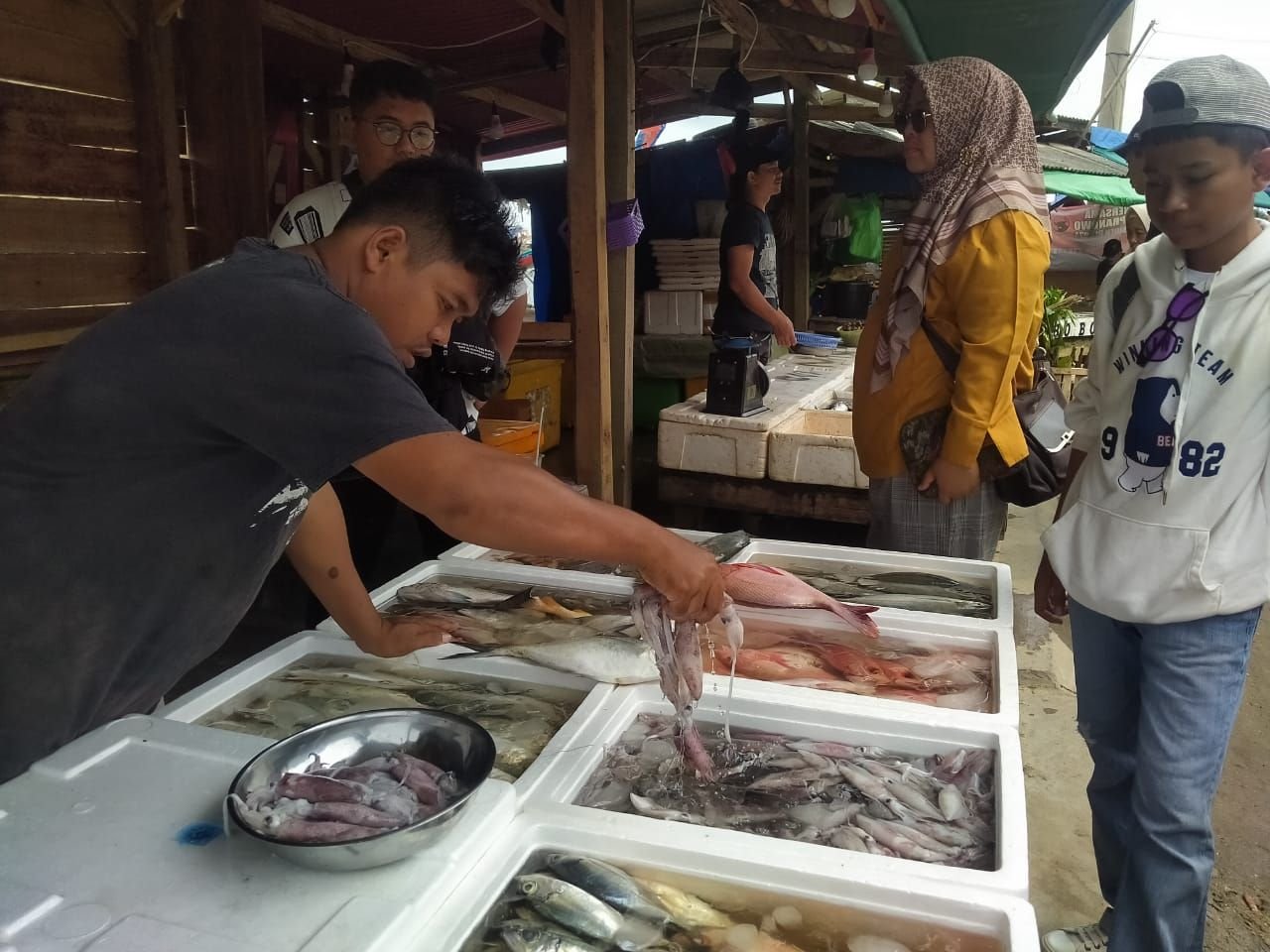 Harga Ikan di TPI Labuan Naik Pedagang Manfaatkan Momen Lebaran 2024 5 Harga Ikan di TPI Labuan Naik Pedagang Manfaatkan Momen Lebaran 2024