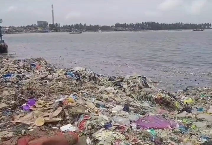 Pantai Teluk di Pandeglang Kembali Dipenuhi Sampah Plastik, Warga Sebut Tidak akan Pernah Bersih 2 Pantai Teluk di Pandeglang Kembali Dipenuhi Sampah Plastik, Warga Sebut Tidak akan Pernah Bersih
