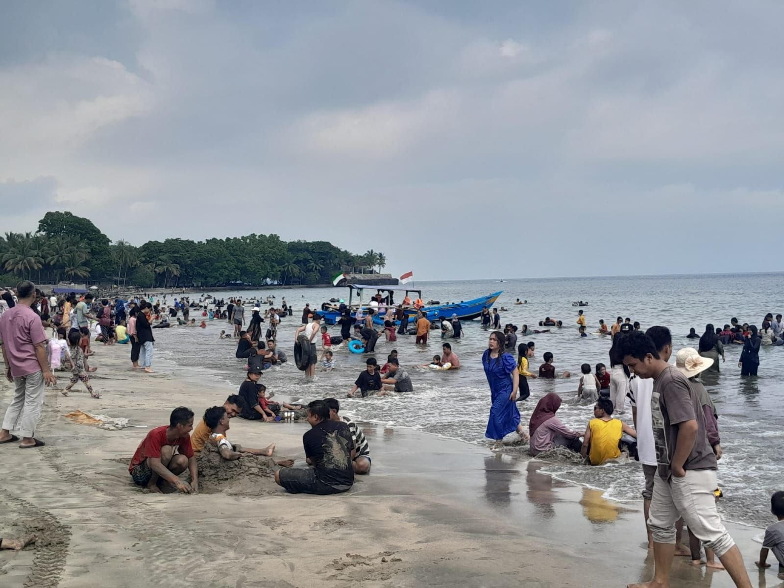 Libur Lebaran 2024, Wisatawan Pantai Anyer-Cinangka Tembus 85.050 Orang dalam 2 Hari