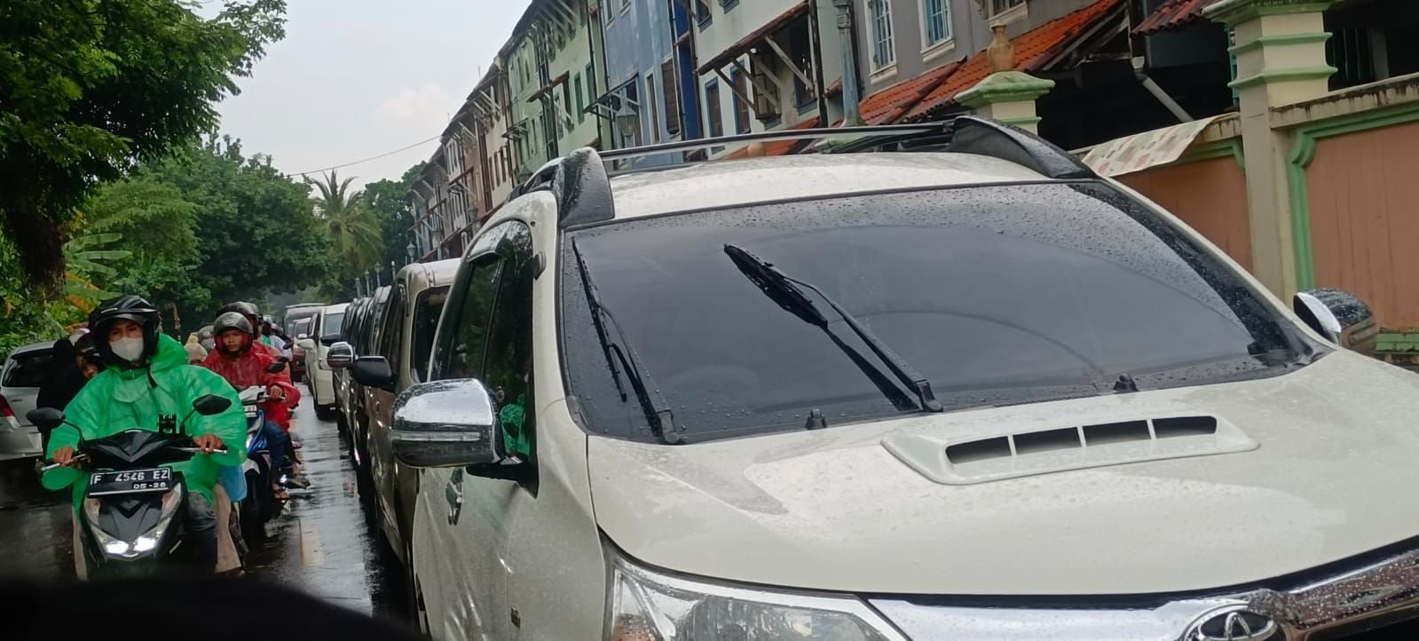 Cerita Wisatawan Terjebak Macet Berjam-jam di Tempat Wisata Anyer dan Badan Basah Kuyup Kena Hujan Deras 1 Cerita Wisatawan Terjebak Macet Berjam-jam di Tempat Wisata Anyer dan Badan Basah Kuyup Kena Hujan Deras