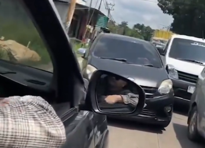 Sebuah Mobil LCGC Plat A Memakan Jalan Lawan Arus, Diklakson Hingga Mundur