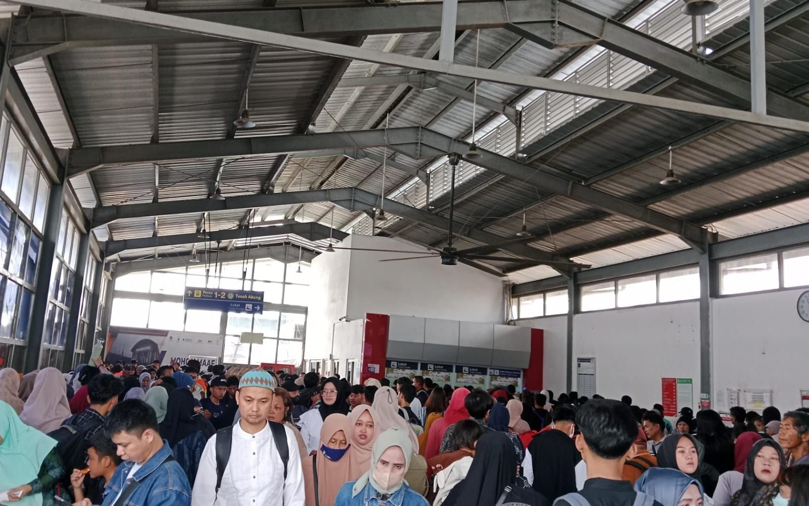 Lebaran 2024, Penumpang di Stasiun Rangkasbitung Naik Signifikan Capai 332.158 Orang 3 Lebaran 2024, Penumpang di Stasiun Rangkasbitung Naik Signifikan Capai 332.158 Orang