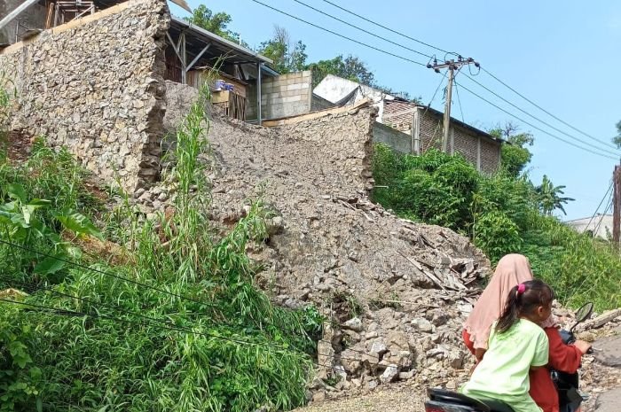 Bangunan TPT di Kompleks BCI Kaungcaang Jebol, Rumah Warga Jadi Korban 6 Bangunan TPT di Kompleks BCI Kaungcaang Jebol, Rumah Warga Jadi Korban
