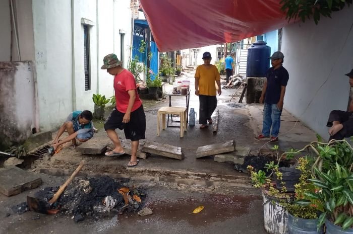 10 Orang Positif DBD, Warga Unyur Kota Serang Kompak Kerja Bakti Bersihkan Solokan 5 10 Orang Positif DBD, Warga Unyur Kota Serang Kompak Kerja Bakti Bersihkan Solokan