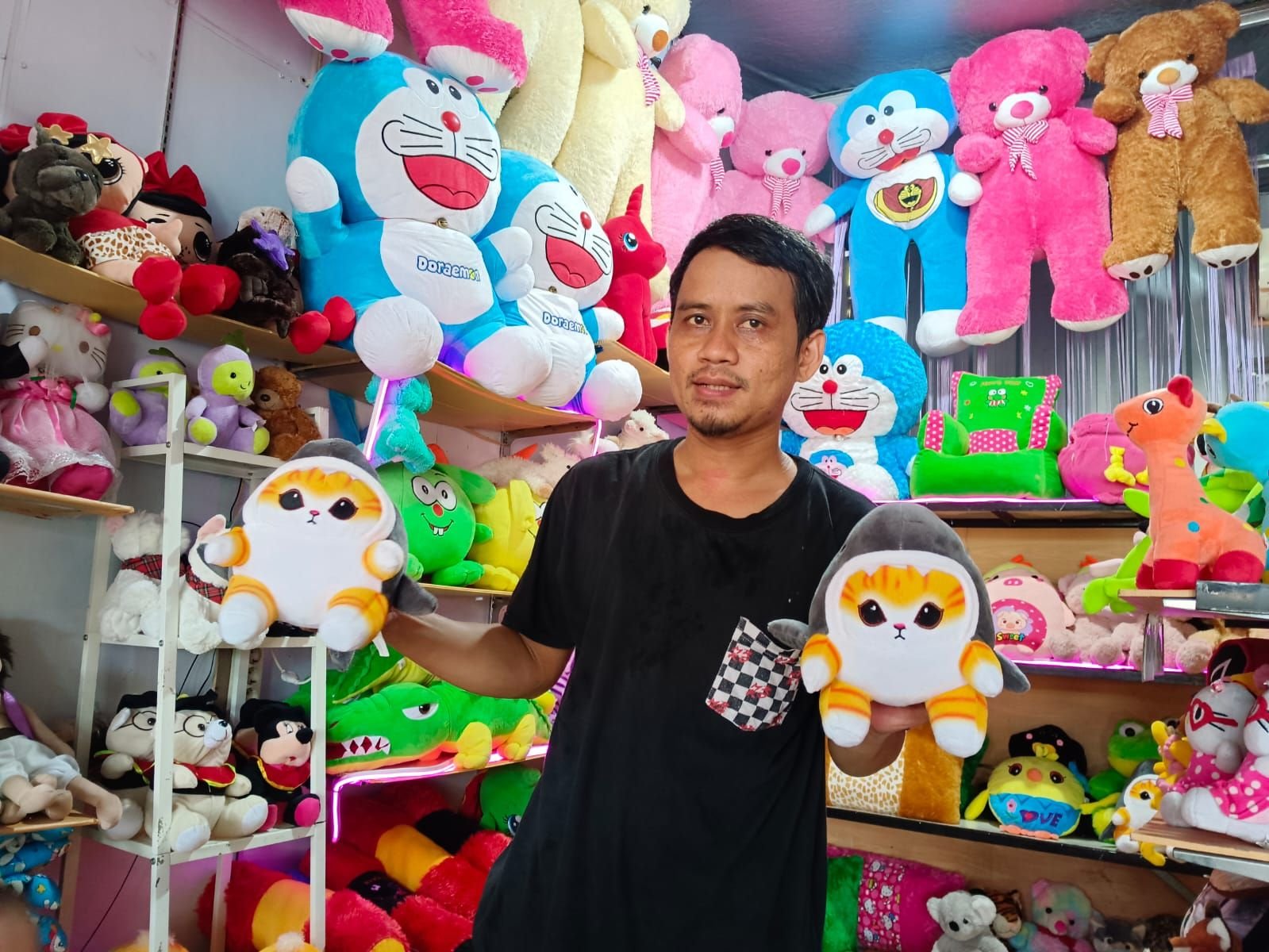 Pedagang Boneka ini Raup Omzet Rp20 Juta Saat Momen Wisuda 1 Pedagang Boneka ini Raup Omzet Rp20 Juta Saat Momen Wisuda