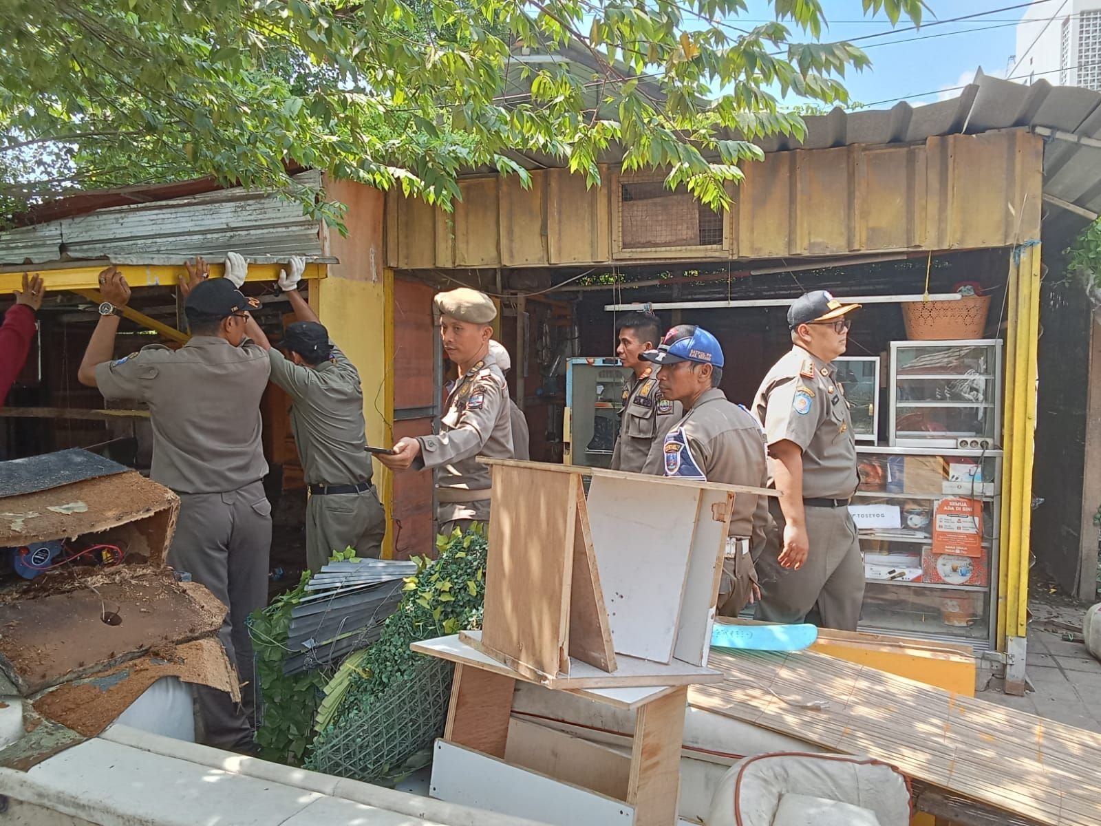 Tidak Ada Kompromi, Satpol PP Kabupaten Serang Bongkar Warem di JLS