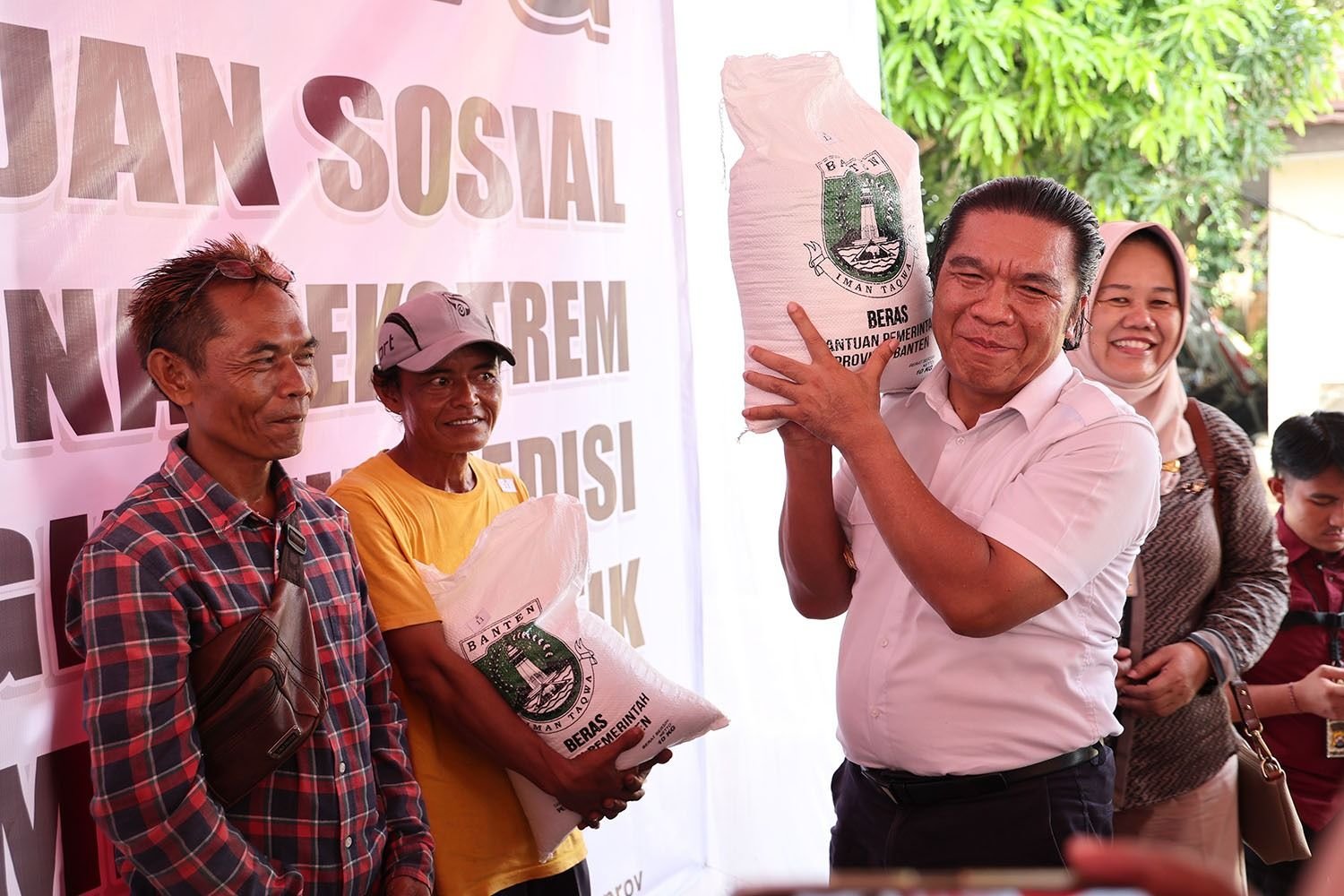 Duduki Peringkat Pertama Provinsi Paling Tidak Bahagia, Pj Gubernur Banten Al Muktabar Heran 1 Duduki Peringkat Pertama Provinsi Paling Tidak Bahagia, Pj Gubernur Banten Al Muktabar Heran