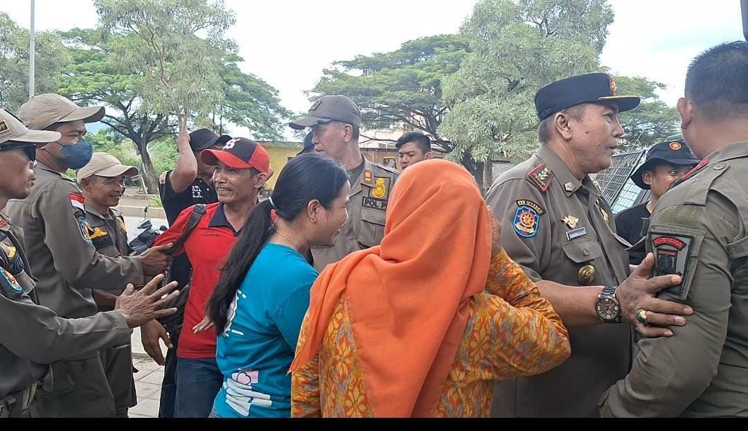 Bakal Bongkar Bangunan Liar, Satpol PP Kota Cilegon Beri Peringatan untuk Pedagang JLS 8 Bakal Bongkar Bangunan Liar, Satpol PP Kota Cilegon Beri Peringatan untuk Pedagang JLS
