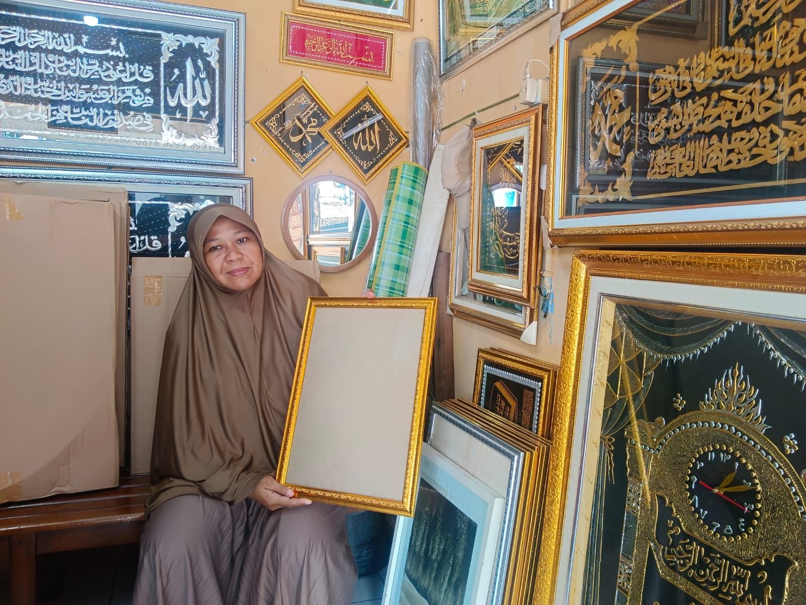 Penjual Bingkai di Kota Serang Belum Berani Jual Foto Presiden terpilih Prabowo-Gibran